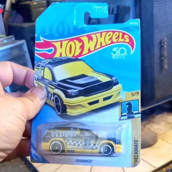 Hot Wheels FANDAGO - Picture 1 of 4